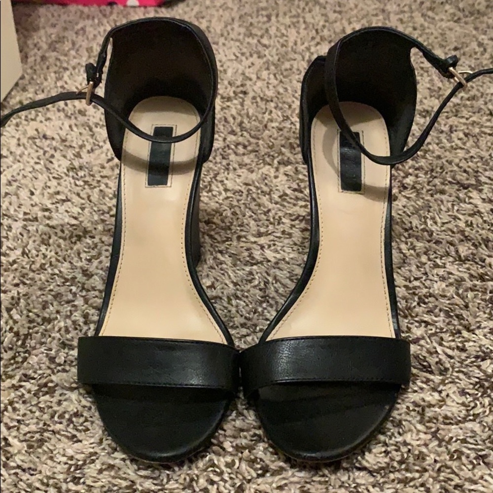 Black wedges